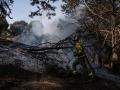 Un bombero trabaja en las tareas de extinción del incendio forestal en la Sierra Oeste de Madrid