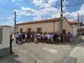 Los vecinos del pueblo celebran la salida de la familia que había ocupado la casa en la que posan