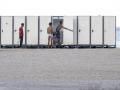 Varios inmigrantes acampados en la playa del Trampolín