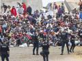 FOTODELDIA CEUTA, 21/08/2026.- La policía vigila a inmigrantes que continúan viviendo en las inmediaciones de la playa del Trampolín en Ceuta, este viernes. El secretario de Estado Juventud e Infancia, Rubén Pérez Correa, ha considerado "factible" llevar a cabo "en un plazo de pocas semanas" el traslado de 500 niñas migrantes no acompañadas desde Ceuta a la Península y, para ello, confía en la "voluntad" del Gobierno de la ciudad autónoma. EFE/Reduan