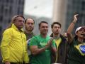 Michelle Bolsonaro (derecha) junto a su esposo, el expresidente de Brasil Jair Bolsonaro (izquierda), y sus hijos Carlos (segundo por la izquierda), Flavio (centro) y Renan