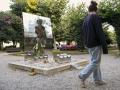 Una joven pasa frente a la estatua 'Como agua' en los jardines Valle Inclán de A Pobra de Caramiñal, que recuerda a las víctimas de violencia de género y a Diana Quer en la víspera de que se cumplan diezaños de su desaparición y asesinato a manos de José Enrique Abuín, 'El Chicle'. EFE/Xurxo Martínez