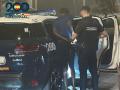 El detenido ingresa en una patrulla policial escoltado por un agente de la Policía Nacional..

La Policía Nacional ha detenido a un hombre por supuestamente robar a turistas en la Playa de Palma amenazándoles con navajas, piedras y botellas de vidrio fracturadas.

SOCIEDAD 
POLICÍA NACIONAL
