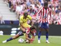 El centrocampista del Villarreal Alberto Moleiro pelea un balón con el centrocampista del Atlético de Madrid Giuliano Simeone