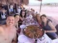 Imagen tomada el pasado 19 de agosto de Diana Morant junto al alcalde de Cullera, Pilar Bernabé y otras personas degustando una fideuá a pie de playa