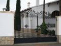 Imagen de la entrada principal de la finca donde se cometieron el robo y los dos asesinatos