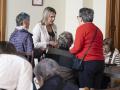 Imagen de Marta Barrachina conversando con personas mayores
