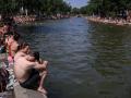 La población parisina se refresca en el Canal Saint-Martin en una de las olas de calor vividas este verano