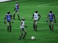 Robots humanoides jugando al fútbol durante la World Humanoid Robot Games