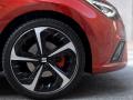 En algunos coches la posición del emblema de la marca no es casual