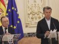El presidente del PP, Alberto Núñez Feijóo (d), ofrece una rueda de prensa junto al presidente de la Ciudad Autónoma de Ceuta, Juan Jesús Vivas Lara (i)