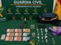 Imagen de la droga, el dinero y el bolígrafo-pistola intervenidos por la Guardia Civil a un hombre en las fiestas de Chiva