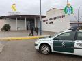 Un vehículo de la Guardia Civil, en las puertas del Centro Penitenciario de Mansilla de las Mulas, en León