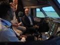 López-Valverde, durante su visita a las instalaciones de la escuela European Flyers