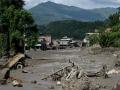 Casas yacen anegadas de lodo tras unas inundaciones repentinas en Trishuli Bazar, en el distrito nepalí de Nuwakot