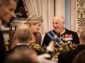 La Reina Máxima de los Países Bajos con el Rey Harald de Noruega durante el banquete de Estado, en Oslo.