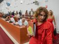 La secretaria general del PSOE-A, María Jesús Montero, abandona el salón de plenos del Parlamento andaluz (archivo)