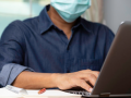Imagen de archivo de un hombre trabajando con mascarilla durante la pandemia del covid-19