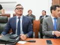 El vicepresidente segundo de la Junta, Manuel Gavira, junto al presidente Juanma Moreno, en el Parlamento (archivo)