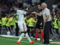 Vinicius Jr. saluda a José Mourinho en el Real Madrid - Real Sociedad