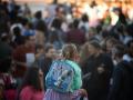 Una niña a hombros de su padre el primer día de colegio
