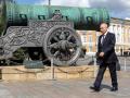 El presidente ruso Vladimir Putin pasa junto a un monumento al Cañón del Zar, antes de un servicio religioso en la Catedral del Arcángel del Kremlin de Moscú