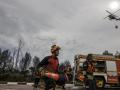 Varios bomberos realizan labores de extinción de incendios, a 28 de agosto de 2026, en El Saler (Valencia)
