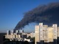 El humo que se eleva tras un ataque aéreo ruso en Kiev el 29 de agosto de 2026