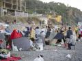Decenas de inmigrantes en la playa del Trampolín, Ceuta