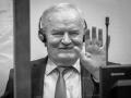 Ratko Mladic sonríe desde el banquillo