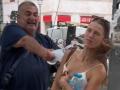 Momento en el que el hombre le lanza el contenido de la botella a la chica