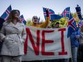 Los partidarios de la campaña del «No» exhiben una pancarta durante una manifestación en contra de la reanudación de las negociaciones de adhesión de Islandia a la Unión Europea en Reikiavik