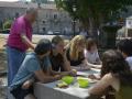 Varios jóvenes participan en una partida de cartas (timba) en la Plaza Mayor de Montederramo, 28 de agosto de 2026, en Montederramo, Ourense, Galicia (España). La lucha contra la despoblación en el rural de la provincia de Ourense muestra señales de estancamiento. Según los datos más recientes del Instituto Nacional de Estadística (INE), la provincia registra un total de 158 aldeas completamente vacías, la misma cifra que a finales del año pasado, un dato que indica que la tendencia de pérdida de población se ha contenido. Los municipios rurales de la provincia de Ourense han iniciado en los últimos años diversas iniciativas que abarcan ámbitos como la conciliación familiar, la tecnología o la generación de empleo para hacer frente a la sangría demográfica que les amenaza.

Rosa Veiga / Europa Press
28 AGOSTO 2026 DESPOBLACIÓN;ENVEJECIMIENTO POBLACIONAL;ABANDONO DEL MUNDO RURAL
22/8/2026