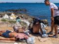Un grupo de migrantes descansaba al sol el 28 de agosto de 2026 en la playa del Trampolín, en Ceuta