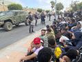 Inmigrantes frente a la explanada de embotellamiento de Loma Colmenar, Ceuta
