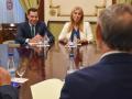 El presidente de la Junta, Juanma Moreno, y la vicepresidenta y portavoz del Gobierno andaluz, Carolina España, durante su reunión con el presidente de Ceuta (archivo)