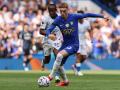 Malick Yalcouye, del Brighton, pelea un balón ante Cole Palmer, del Chelsea