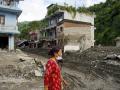 Una mujer camina este lunes por una zona afectada por una riada en Devighat (Nepal)