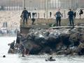 Varios migrantes intentan cruzar a nado las aguas cercanas a la frontera con Marruecos para entrar en Ceuta