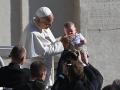 León XIV bendice un niño desde el Papamóvil