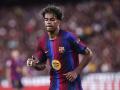 Lamine Yamal corre a por un balón en un partido con el Barça esta temporada