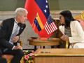 El secretario de Energía de EE.UU. Chris Wright y la presidenta encargada de Venezuela Delcy Rodriguez