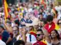 Un ciudadano sostiene un fotomontaje de Sánchez besando a Mohamed VI en la concentración de Madrid