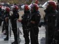 Un cordón policial formado por agentes de la Ertzaintza separa las dos manifestaciones de este miércoles en Bilbao entre miembros y simpatizantes de la organización juvenil comunista vasca Gazte Koordinadora Sozialista (GKS) y los grupos de extrema derecha,  por la situación en Ceuta. EFE/Miguel Toña