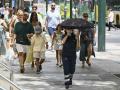 Varias personas caminan por la calle