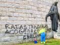 "Ratas traidoras acoged a los moros en el Vaticano", decía la efímera pintada