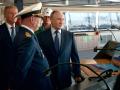 El presidente de Rusia, Vladimir Putin, inspecciona el buque gasero Pyotr Stolypin