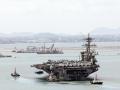 El portaaviones de propulsión nuclear Abraham Lincoln (CVN-72) navega hacia el muelle —con la ciudad turística de Pattaya visible al fondo— en el puerto de aguas profundas de Laem Chabang, en la provincia de Chonburi (Tailandia), el 2 de septiembre de 2026