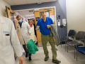 Tim Andrews, de azul, saliendo del hospital después de su trasplante