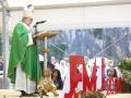 Monseñor Sanz Montes, este verano, durante una misa celebrada en Covadonga